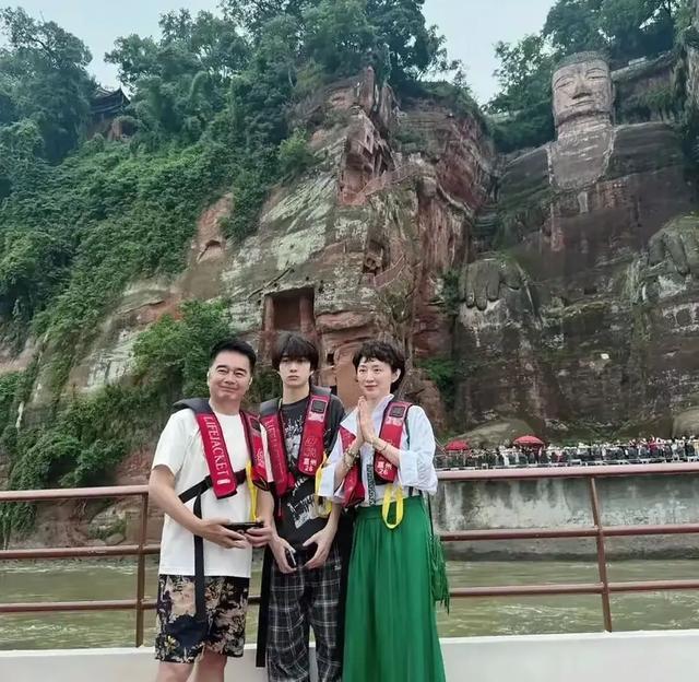 岁组局, 在乐山被网