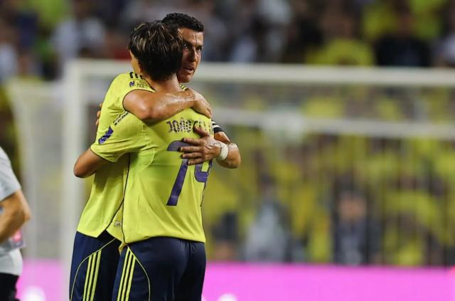 斯已经赶到, ue, 他是世界足