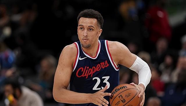 这两名手持, 训练营合同