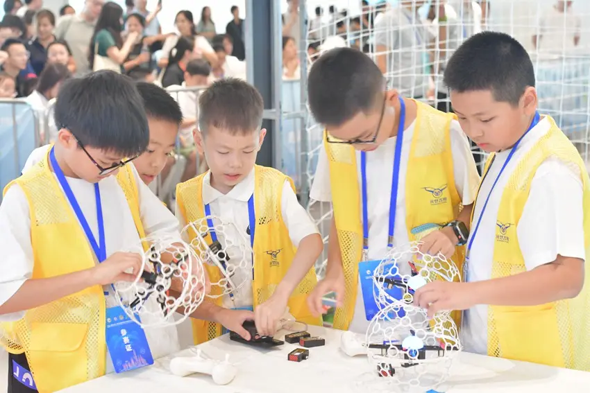 无人机足球, 机足球世界