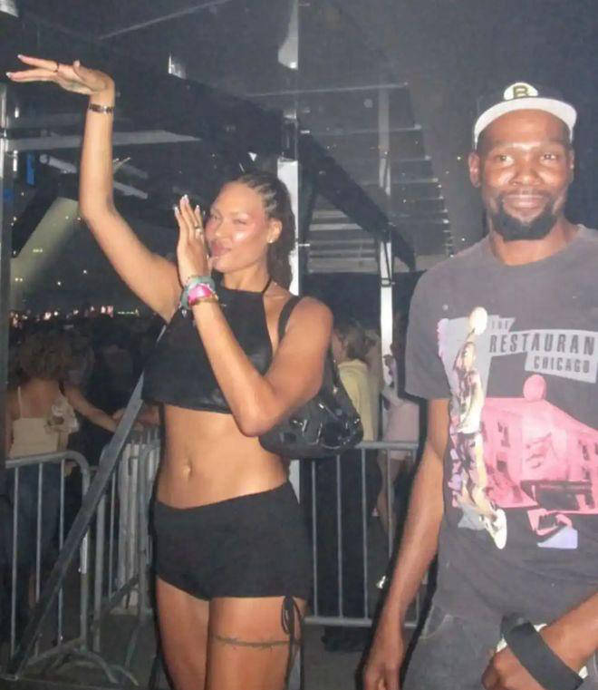 历史上首位, 多幅写真展, 美乐女子篮